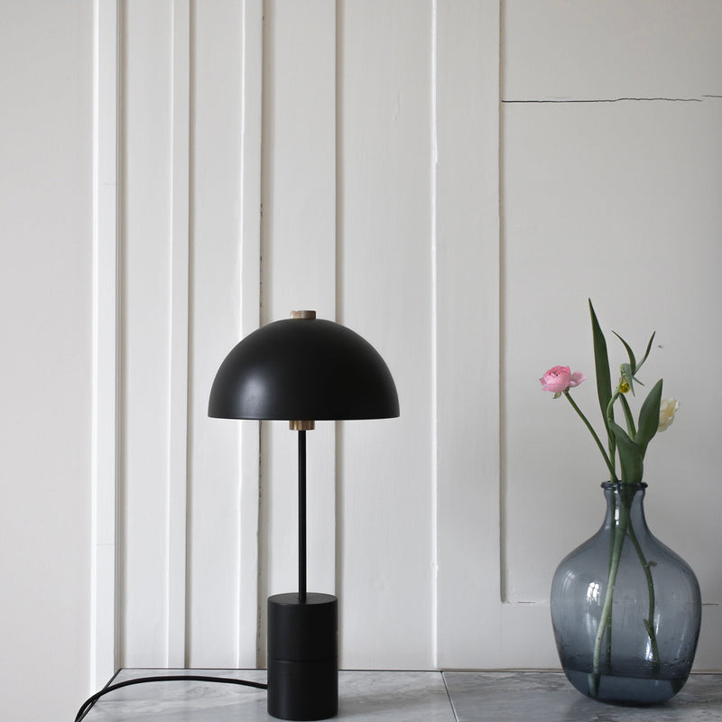 Handvärk Bordlampe, Studio Table Lamp, Sort og Messing - H52xØ25